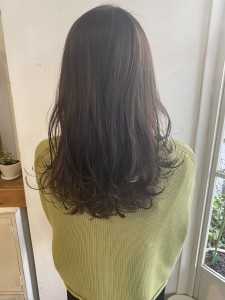スモーキーなダークグレージュ大人可愛いロングレイヤー巻き髪 - CHAINON掲載