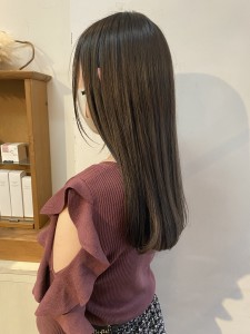 低温コスメストレートロングヘア艶のある重めシルエットが人気 - CHAINON掲載