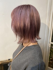 大人女子のピンクベージュ外ハネくびれボブディ前下がりライン - CHAINON掲載