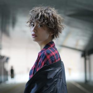 ユニセックスなラフウェーブのショートレイヤー - NeF掲載