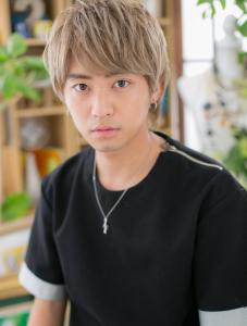 サイドパートのハイトーンモテ髪マッシュ　ハイトーンカラー - COVER HAIR & SPA bliss 浦和西口店【カバー ヘア アンド スパ ブリス】掲載