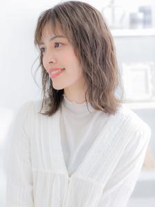 抜け感ウェットヘア小顔波巻きエアリーミディ　カーキベージュ - mod's hair 越谷西口店【モッズヘア】掲載