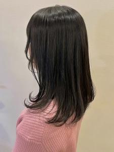 レイヤースタイル　セミロング　アッシュブラック　顔周りカット - anon掲載