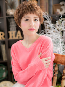 大人かわいいオン眉レトロガーリーショート　マッシュパーマ