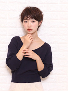 暗髪で大人ショート　アッシュグレーカラー