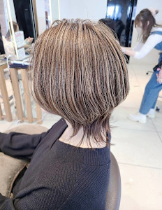 ミルクティーベージュ白髪ぼかしハイライト×ネオウルフレイヤー - LOHAS by KENJE掲載