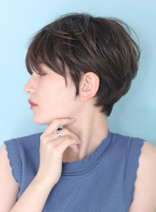 40代デザインカラーオリーブベージュ小顔レイヤーショート