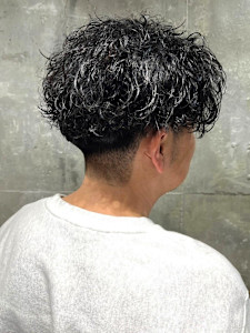 ツーブロック　波巻きツイストスパイラルパーマ　サイドパート