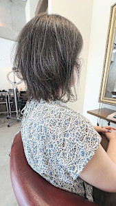 シルバーグレージュカラーと襟足がはねているボブヘア - Lourdes hair design掲載