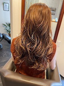 細目ハイライトを入れた大人女子ヘアスタイル - THREE hair salon掲載