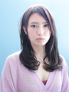 ワンカールセミロングゆる巻きプルーパープル - Hivira(ハイビラ)武蔵小山の美容室掲載