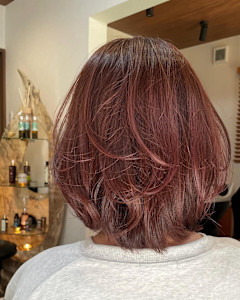 ピンクブラウンカラーで大人の甘めスタイル - THREE hair salon掲載