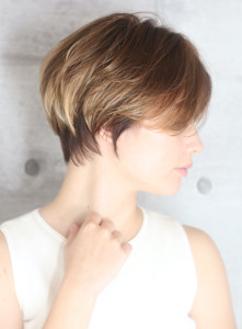 40代デザインカラーオリーブベージュ小顔レイヤーショート - INCEPTION  GINZA 銀座掲載