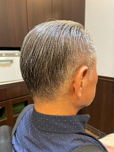 グレイヘアを活かしたバックスタイル - 艶出専科本店掲載