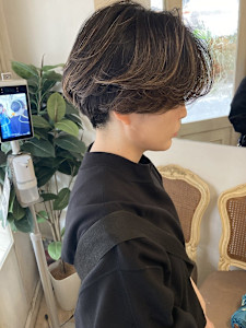 センターパートユニセックスバレイヤージュ刈り上げショート