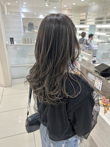 白髪ぼかし/細めハイライトグレージュ - marju銀座掲載