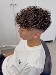 GROOMER/S TOKYO ハイライト スペインカール - GROOMER/S TOKYO for mens salon掲載