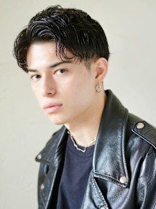 メンズショート　アップバング　刈り上げ　ツーブロック　黒髪