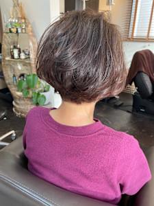 頭のカタチを綺麗に見せるエレガントショートボブ - THREE hair salon掲載