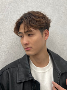 ニュアンスフェザーセンターパートパーマ - メンズサロンPORT浦和 ツイストスパイラル/波巻き/ブリーチ掲載