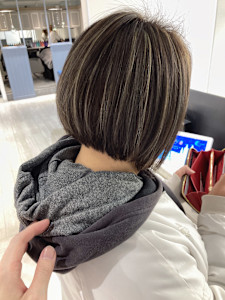 前下がりショートボブハイライト小顔赤羽カットが上手い美容院 - CHAINON 赤羽店掲載