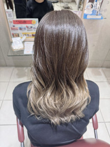 シルバーベージュのグラデーションカラー - EMU international 春日部本店掲載