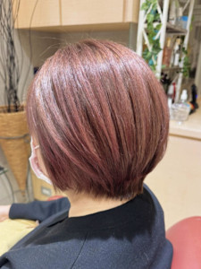 白髪も味方にピンクハイライトカラー - EMU international 春日部本店掲載