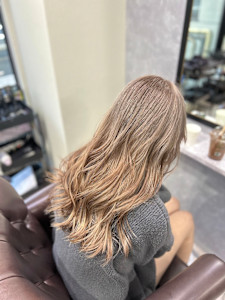 ホワイトミルクティベージュ - GLADGE池袋/ダブルカラー/ブリーチ掲載