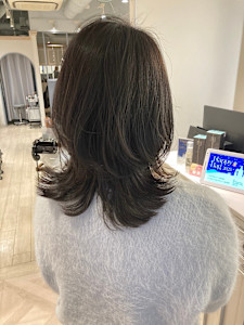 ミディアムウルフ30代40代ヘアスタイル丸顔面長赤羽美容院 - CHAINON 赤羽店掲載