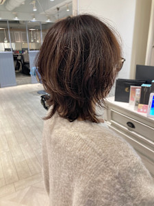 2025年ヘア、クセを活かしたふんわりウェーブウルフショート - CHAINON 赤羽店掲載