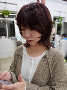 冬らしさを引き立てる、深みのある暖色カラー×顔まわりパーマ