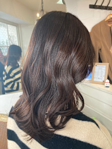 暗めラベンダーグレージュ鎖骨レングスこなれ感韓国風レイヤー - CHAINON掲載