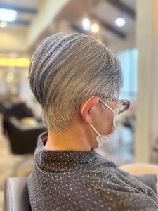 ナチュラルグレイヘアでかっこいいショート