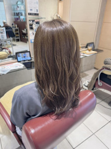 凛とした透明感、大人の余裕を纏うオリーブベージュ - EMU international 春日部本店掲載