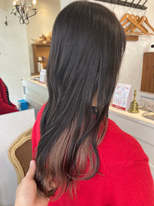 インナーカラーミルクティーピンクラテ１ブリーチ表面グレージュ - CHAINON掲載