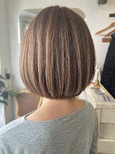 太めハイライト白髪ぼかしライトベージュ長めボブミセスボブ - CHAINON掲載