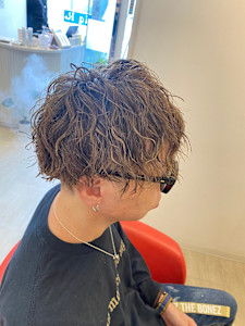 メンズパーマ/波打ちスパイラル/白髪ぼかしハイライト/縦落