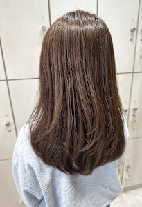 レイヤーブラウンベージュ白髪ぼかしハイライトカラー×渡辺りん - VANESSA掲載