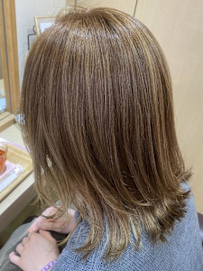 白髪ぼかしハイライト☆ギラつかない透明感 - EMU international 白岡 CUTE店掲載