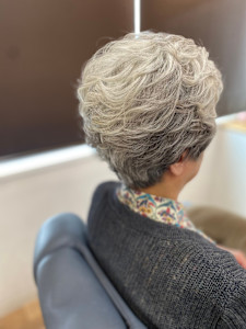 グレーヘアーパーマスタイル