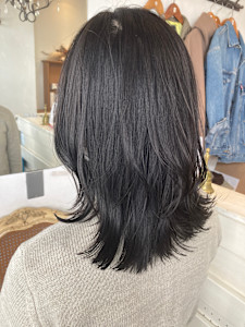 黒髪ミディアム軽めミディアムレイヤー外ハネ可愛い美シルエット