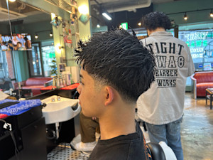 テーパーフェード×アップバングアップスタイル - TIGHT SWAG BARBERWORKS掲載