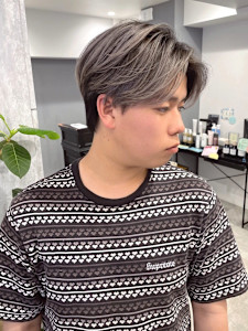 センターパート バレイヤージュ アッシュグレー メンズパーマ - CAPA  central 天神・大名店掲載