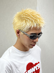 抜きっぱなしのブロンド×スパイキーショート！ - Lia by KENJE掲載