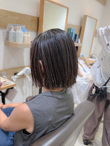 白髪ぼかし細めハイライト30代40代50代セミディ - Mira by KENJE掲載