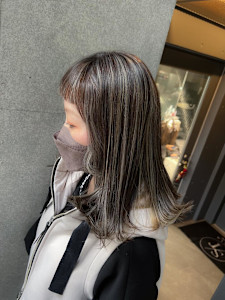 白髪ぼかし細めハイライト30代40代50代セミディ - Mira by KENJE掲載