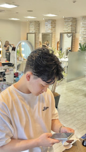 メンズツーブロセンターパートフェザーパーマ - CREA掲載