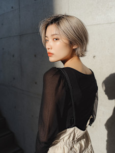 ハイトーンで魅せる洗練マッシュショート  - shell吉祥寺【白髪ぼかし/ハイライト/髪質改善/縮毛矯正/ショート】掲載