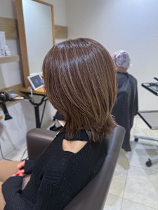 白髪ぼかし細めハイライト30代40代50代セミディ - Mira by KENJE掲載