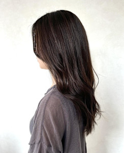 【ダークラベージュカラー・ゆるウェーブロングレイヤー】 - egerie掲載